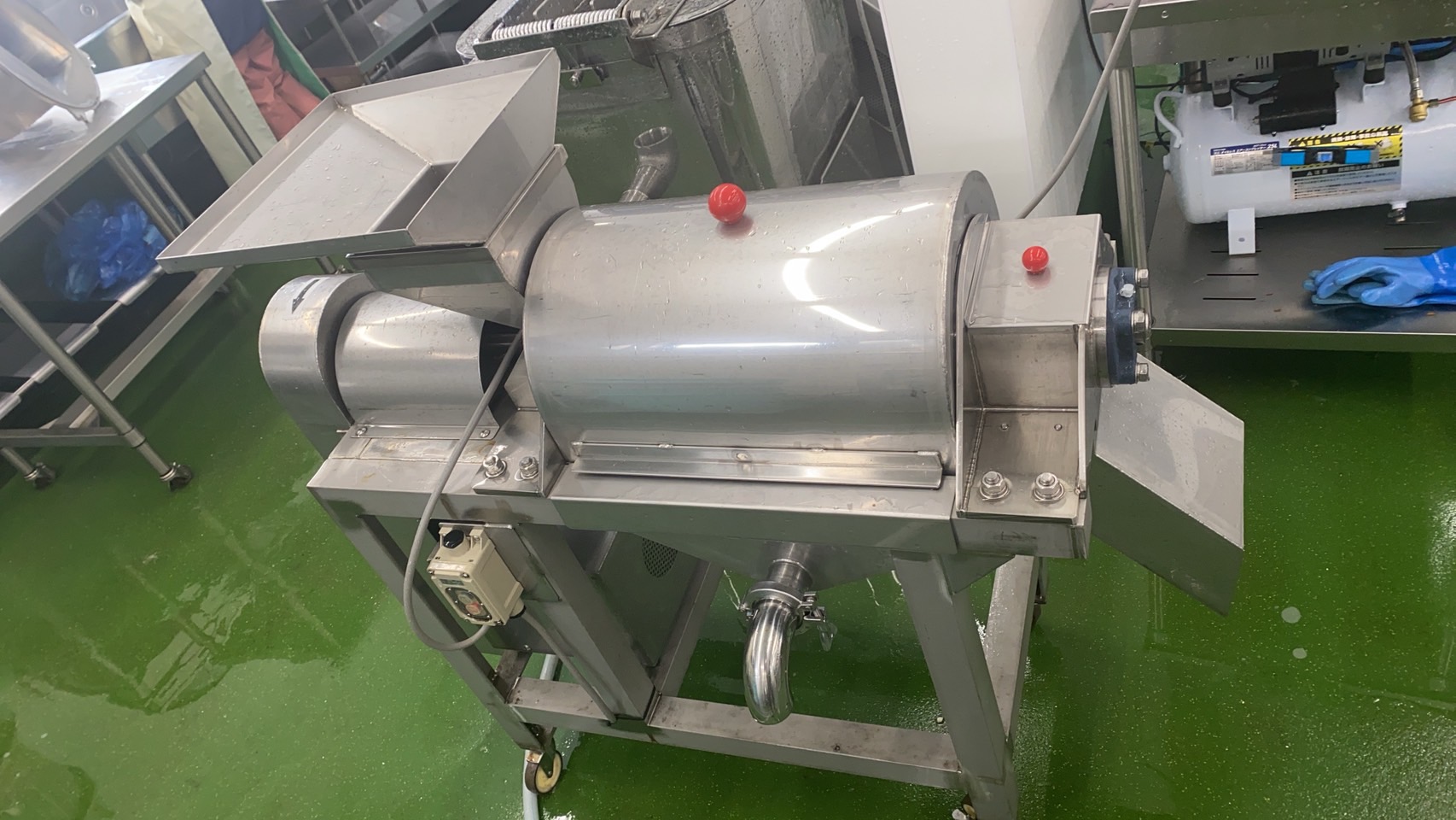 原料を裏ごしする自社工場のパルパー